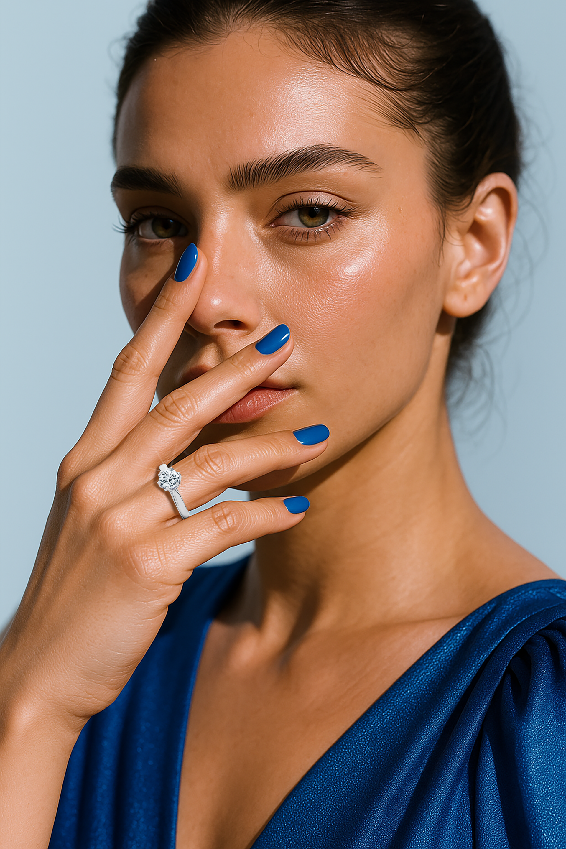 Exquisite 1‑carat lotus solitaire diamond ring with a 1‑carat center stone set in a lotus‑inspired design, featuring a six‑prong setting and a uniquely twisted band, all crafted entirely in bright белое золото. Shown on her finger, this fine Украшения/fine Ювелирные изделия ring epitomizes modern sophistication and a luminous, silvery finish.