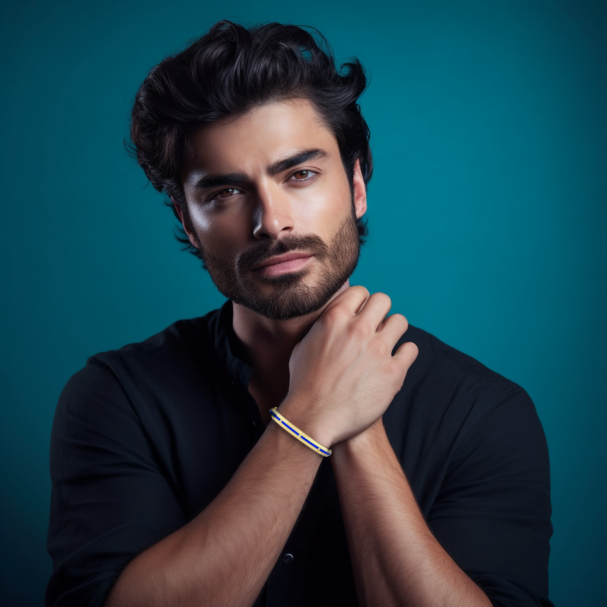 Displayed on him, this center enamel 9-Diamonds bangle with 0.25 carat total diamond weight embodies refined luxury in жёлтое золото—sometimes called golden, sunlit gold, or traditional gold. Known as a diamond-encrusted bracelet, kada, or armlet, its vivid blue enamel center draws attention to nine sparkling diamonds. Keywords: diamond bangle, жёлтое золото, blue enamel, 9 diamonds, men's style.