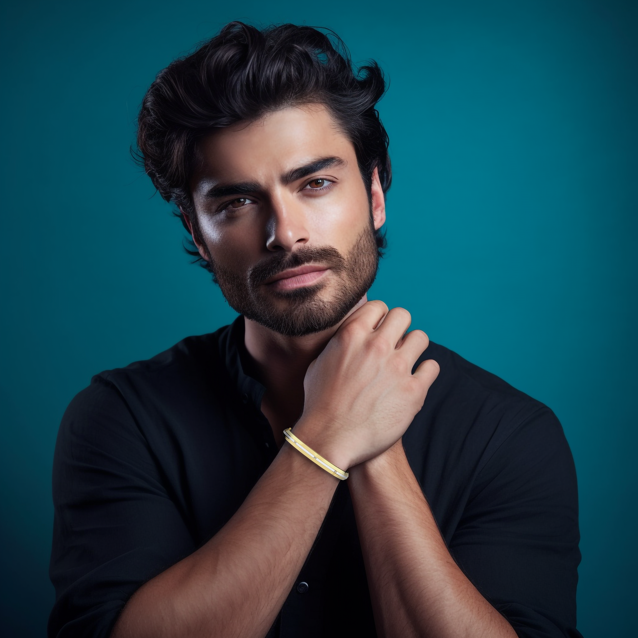 Displayed on him, this center enamel 9-Diamonds bangle with 0.25 carat total diamond weight exudes classic sophistication in жёлтое золото—often named classic gold, golden, or sunlit gold. Commonly recognized as a diamond-encrusted bracelet, kada, or armlet, its bright white enamel center highlights nine sparkling diamonds. Keywords: diamond bangle, жёлтое золото, white enamel, 9 diamonds, men's style.